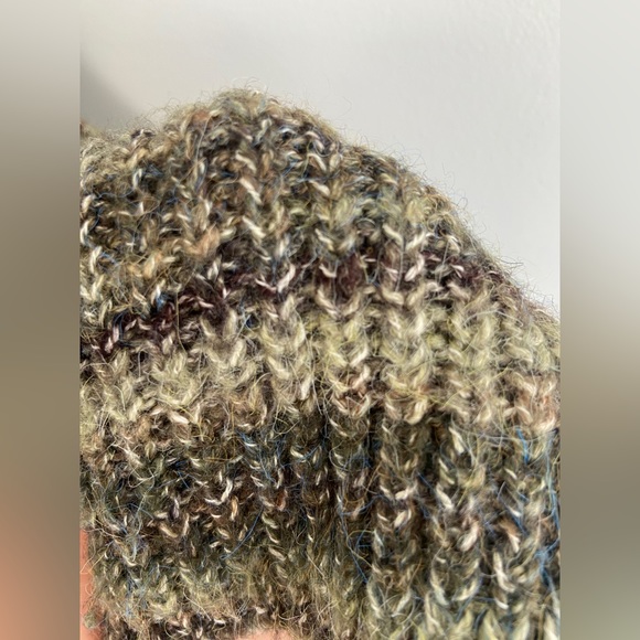 Knitted cropped garage long sleeve (size small) - Picture 2 of 3